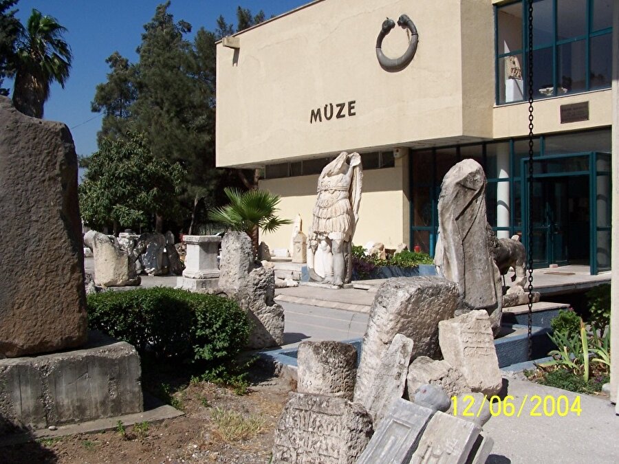 Adana Arkeoloji Müzesi
1924 yılında kurulan Adana Arkeoloji Müzesi ülkemizde kurulan en eski 10 müzeden birisidir. Burada Adana ve tüm Çukurova bölgesinin tarihi eserlerini görmeniz mümkündür.