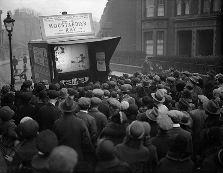 26 Şubat 1931’de bir alanda toplanan kişiler Mickey Mouse izliyorlar.
