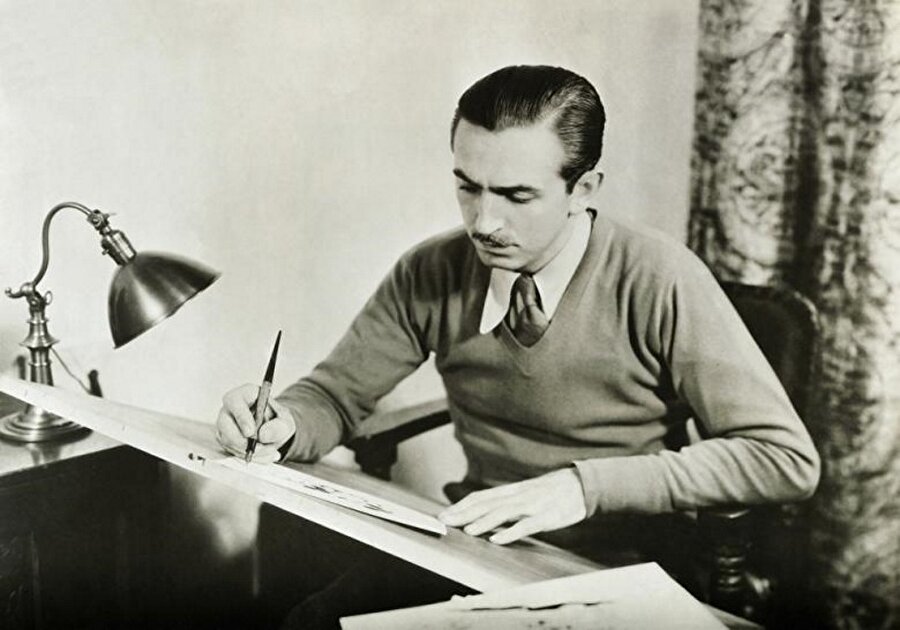 Walt Disney 1 Ocak 1930 yılında çalışma masasında çizim yapıyor.
