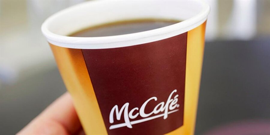 Kahve hayallerinizi yüksekte tutmayın 

                                    
                                    
                                    
                                    
                                    
                                    McDonald's, fiyatına göre kahveyi fena yapmayan bir yer. Ancak dükkandan dükkana değişen bir özellik olarak, kahvenin ne kadar taze olduğu tartışma konusu. 
Eski çalışanlardan biri bazı mağazalarında akşamdan kalma kahveyi mikrodalga fırında ısıtıp sattıklarını söylüyor.
                                
                                
                                
                                
                                
                                