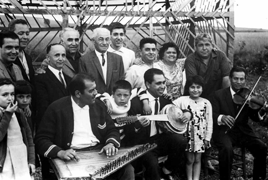 Özlenen tablo Boğos Usta (ayakta soldan dördüncü) Malkara’da hemşehrileriyle eğlenirken...