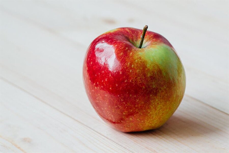 Elma kemik sağlığı için son derece önemlidir. Özellikle menopoz döneminde kadınların günde en az iki elma tüketmesi tavsiye edilir.
