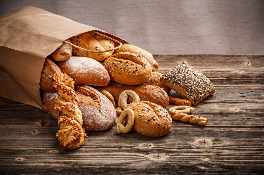 Ekmek
Sanıldığının aksine buzdolabında saklanan ekmek taze kalmaz. Soğuk havada ekmek kurur ve lezzetini kaybeder. 