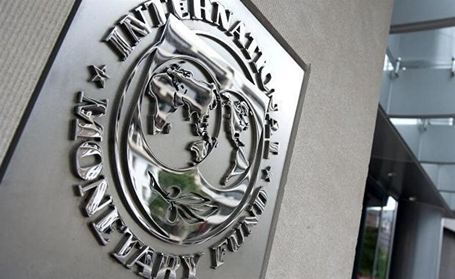 Çalışma ziyareti kapsamında Kırgızistan'ın başkenti Bişkek'e gelen Uluslararası Para Fonu (IMF) misyon heyeti, hükümet, merkez bankası ve mali sektör temsilcileriyle yaptığı görüşmelerin ardından yazılı açıklama yaptı. Yer alan açıklamada, bu yıl Kırgızistan'da sonbaharda yapılacak olan cumhurbaşkanlığı seçimleri öncesi yüklü harcamalardan uzak durulması yönünde Kırgızistan hükümetine uyarıda bulunulurken, devlet bütçesindeki açığın azaltılması gerektiği belirtildi.