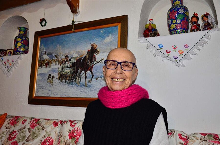 "70 yıl daha yaşarım"

                                    
                                    Osmanlı Dönemi'nde de hasta olan şehzadelerin bu mahalleye geldiğini anlatan Şimşek, şöyle konuştu: Hasta olan şehzadeler buraya gelip sağlıklarına kavuşana kadar burada kalırlarmış. Ben de buraya gelip, yerleştim. Buradaki hava vücudumun kan yapmasını sağladı. Kan yapınca sağlıklı hücreler de arttı. Kanserle daha rahat savaştım. Sağlığıma kavuştum. Ancak 25 yıl sonra fazla çalışmamdan ve özel sorunlarımdan dolayı karın zarımda kansere rastlandı. İç organlarımın büyük bir kısmı alındı. Şimdi kemoterapi alıyorum. Ama büyük bir inatla, hırsla, hayata yeniden sarıldım. Doktorlar, 'ameliyattan sonra toparlanamazsın' dediler. Dört ayda ayağa kalktım. 70 yaşında olsam da 70 yıl daha yaşayacağımı düşünüyorum. Kanserden öleceğim umutsuzluğuna kimse kapılmasın. 
                                
                                