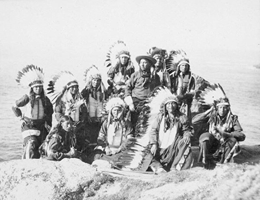 Yerli halkın katledilmesi
Avrupalı beyazların Amerika'ya göç etmesinin ardından yerli halk ile söz konusu bu göçmenler arasında ciddi çatışmalar yaşandı. Bu savaşlar sırasında Kızılderililer ciddi kayıplar verdi. Söz konusu bu insanlar kendi topraklarında azınlık konumuna geldi.