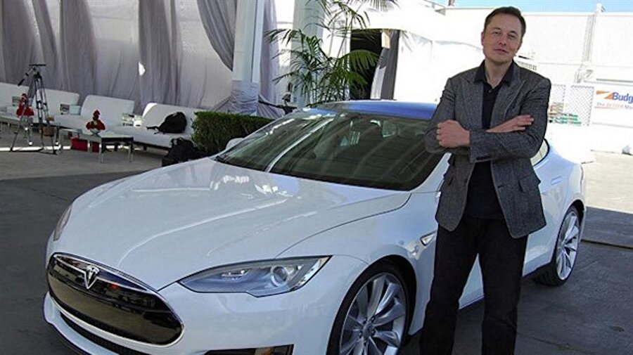 
	Doğal olarak Elon Musk'ta yaptıklarıyla bu kıyaslamayı hakediyor. Başlatmış olduğu bir çok yenilik dünyada yeni bir akımın başlangıcı oldu. Kurucu ortağı ve yöneticisi olduğu PayPal dünyada ekonomi ve finans alanında ödeme konusunda herşeye yeni bir boyut kazandırırken, sonraki kuruluşu Tesla otomotiv endüstrisini baştan aşağı yenilik açısından zorlamaya başladı.
