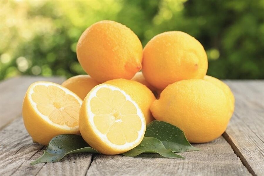 Limon mucizesi
Ağız kokusundan dert yanıyorsanız, sabahları yarım bardak limon suyu içmeyi ihmal etmeyin. 