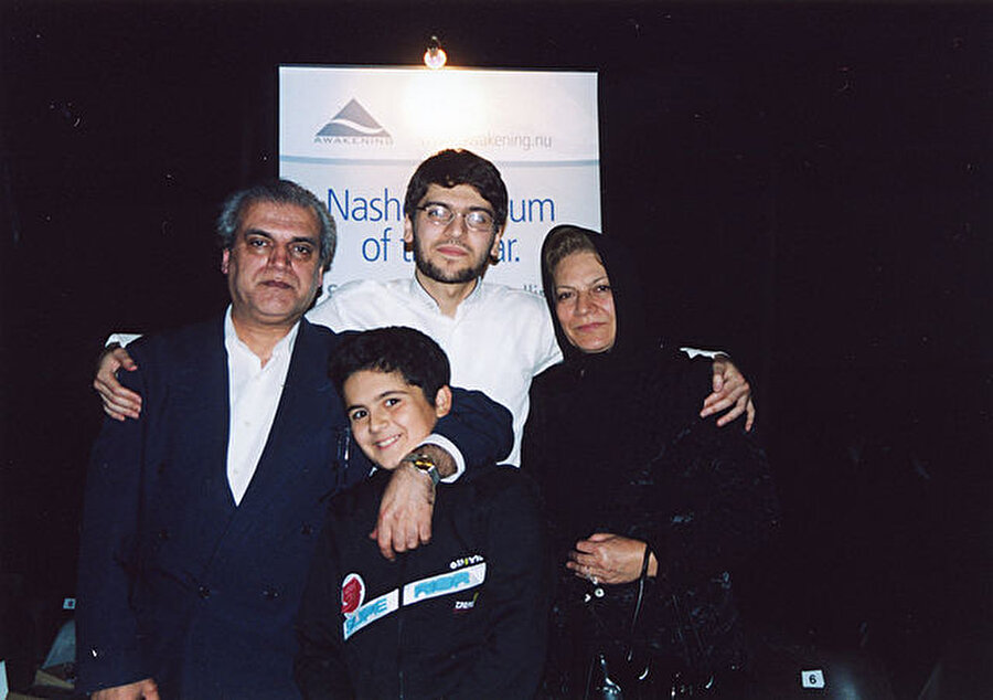 Tarihler 21 Temmuz 1980'i gösterdiğinde İran'da Azeri bir ailenin çocuğu olarak dünyaya geldi. 
