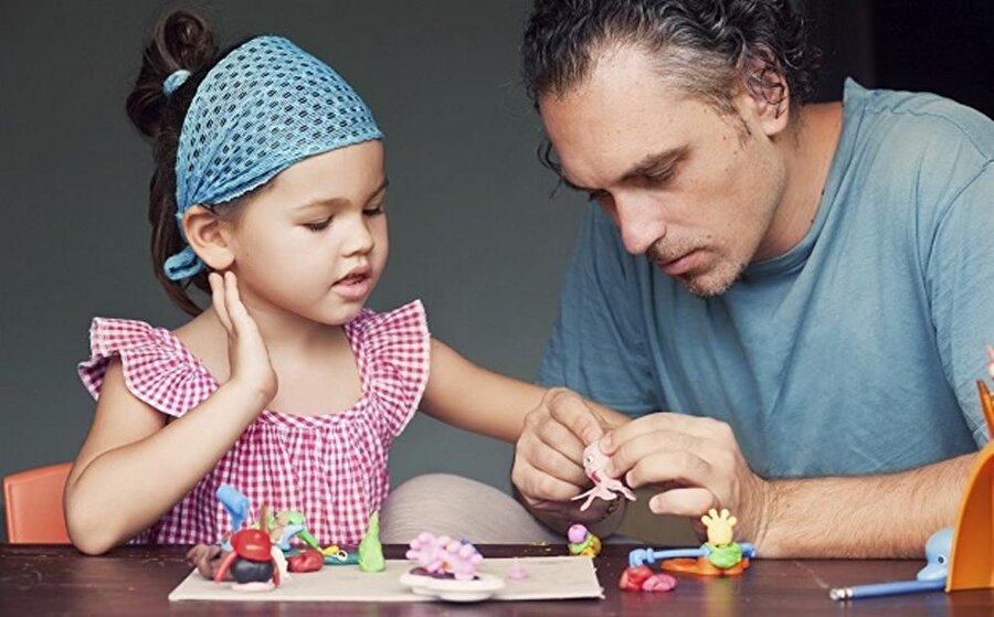 İlgi alanlarını keşfedin
Çocuklarınızı gözlemlemeye çalışın. Eğer ki kitap okurken sıkılıyor boyama yaparken zevk alıyorsa bırakın boyama yapsın doya doya. Onların ilgi alanlarını keşfetmek ilerideki hayatları açısından çok farklı gelişimler gösterebilir. 