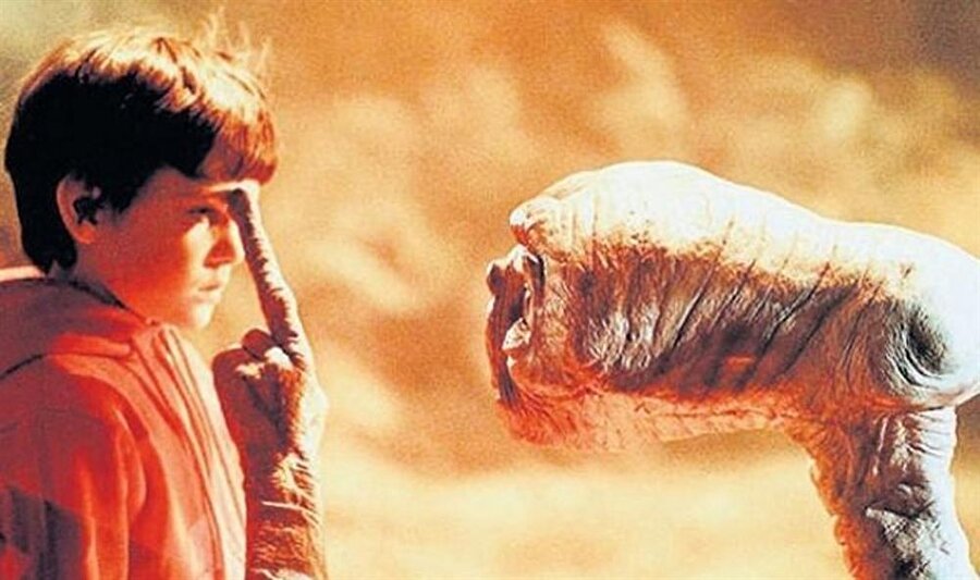 Bonus: Uzaylılarla insanoğlu’nun yan yana geldiği bir bilim kurgundan sahne:
Yönetmenliğini Steven Spielberg'ün yaptığı filmin senaryosu Melissa Mathison tarafından yazılan 1982 yapımı bilim kurgu filmi E.T. (Özgün adı: E.T. the Extra-Terrestrial), Amerikan Film Enstitüsü'nün hazırladığı tüm zamanların en iyi 100 ABD filminin yer aldığı AFI's 100 Years... 100 Movies listesi'nde 1998'de 25, 2007'de 24. sırada yer almaktadır. E.T., 1994 yılında Amerika Birleşik Devletleri Kongre Kütüphanesi tarafından "kültürel, tarihi ve estetik olarak önemli" filmler arasına seçilerek ABD Ulusal Film Arşivi'nde muhafaza edilmesine karar verilen yapımlar arasında yer alıyor.

 Filmde dünyayı ziyarete gelen bir grup uzaylının acı tecrübeler sonrası dünyayı terk etmesine rağmen 1 tanesinin dünyada kalması sonrası yaşadıkları anlatılıyor.