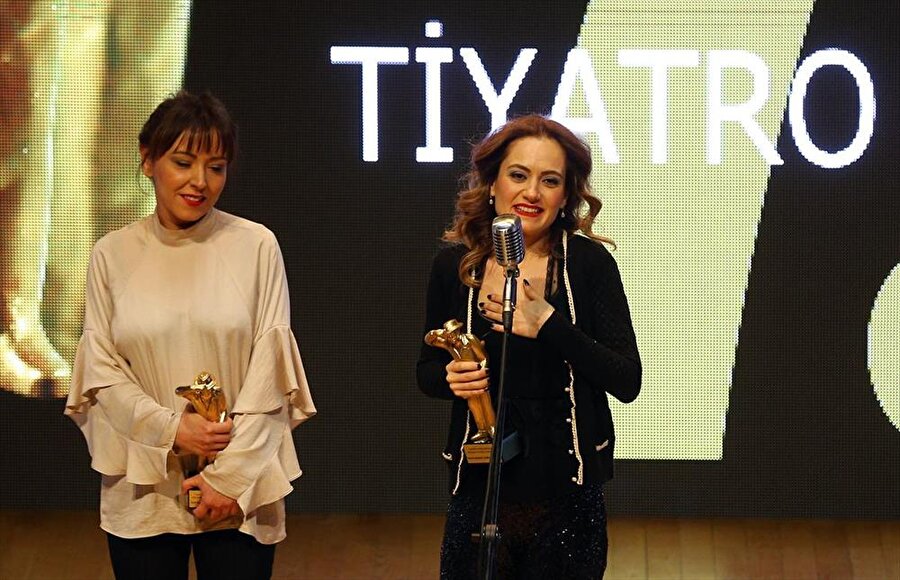 Törende Dram Dalında Yılın En Başarılı Kadın Oyuncu ödülünü Ankara Devlet Tiyatrosu'ndan İpek Atagün (solda) ve Gülin Ersoy (sağda) aldı.
