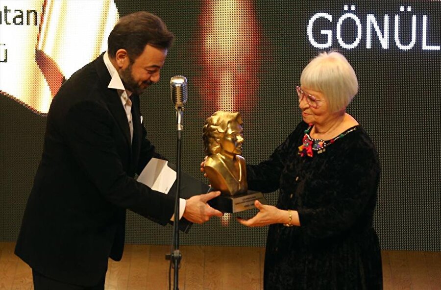 Törende Sadri Alışık'ın oğlu Kerem Alışık, Çolpan İlhan Sanata Değer Katan Kadınlar Ödülü'nü Gönül Orbay'a verdi.