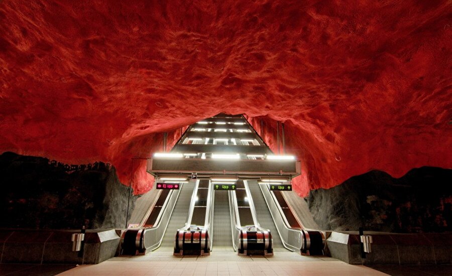Stockholm'de bir metro istasyonu
Dünyanın en ilginç metro istasyonları