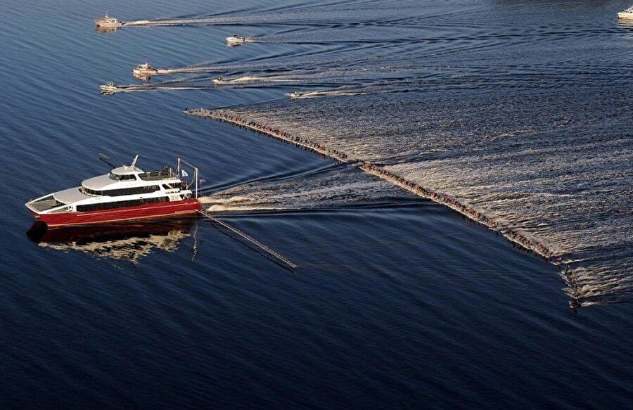 Rekor denemesi
Tazmanya'da bir tekne, su kayağı yapan 145 kişiyi aynı anda çekti.