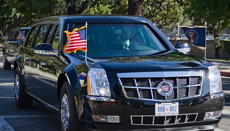 ABD – Cadillac One
Amerika Birleşik Devletleri Başkanı dünyanın en zırhlı araçlarından biri olan Cadillac One ile yolculuk etmektedir. 1.5 milyon dolar fiyatı olan bu araç Generals Motors tarafından üretilmektedir. Bu muhteşem aracın içerisinde her yeni başkan geldiğinde onun kan grubundan olan kan ünitelerini taşıyan bir depo da bulunmaktadır. Karanlıkta yol almasını sağlayan gece görüşü özellikleri de bulunmaktadır. 