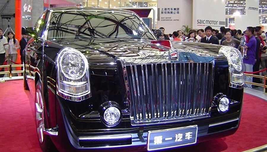 Çin – Hongqi Limuzin
Hongqi Limuzin Çin'deki en pahalı araç olma özelliğini taşımaktadır. Kelime anlamı 'Kızıl Bayrak' olan Hongqi, aynı isimli şirket tarafından üretilmektedir. 8 ileri şanzıman ve 381 beygir gücü üreten dört adet V8 motor bulundurmaktadır. Bu muhteşem araç 0'dan 100 kilometre hıza 8 saniye gibi bir zamanda ulaşabilmektedir. Ve 802 bin dolar fiyatına sahiptir.