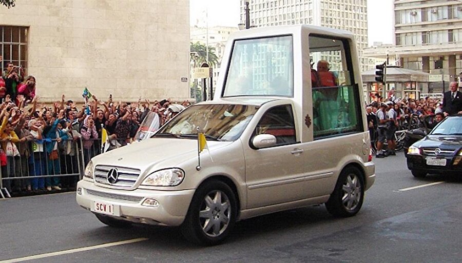 Vatikan – Mercedes Benz M serisi
Papa Francis'in seyahat ettiği bu araç Mercedes tarafından özel olarak tasarlanmıştır. Halk arasında iken bir salyangozdan hızlı gitmeyen bu araç aslında 258 kilometre saatlik bir hıza da ulaşabilmektedir. Özel güvenlik önlemleri ile donatılan bu araç olası durumlarda zırhlı özelliği sayesinde tam koruma sağlamaktadır. 