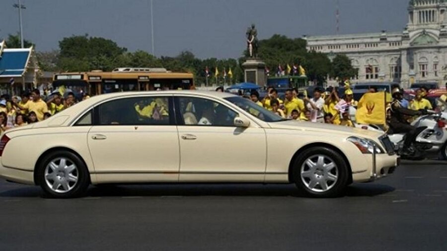 Tayland – Maybach 62 Limuzin
500 bin dolar fiyatı olan bu lüks makam aracı Tayland'da kullanılmaktadır. Tayland Kralı Bhumibol Adulyadej ve ailesi tarafından tahsis edilen bu araç V12 motora sahip tam bir güç canavarıdır. 