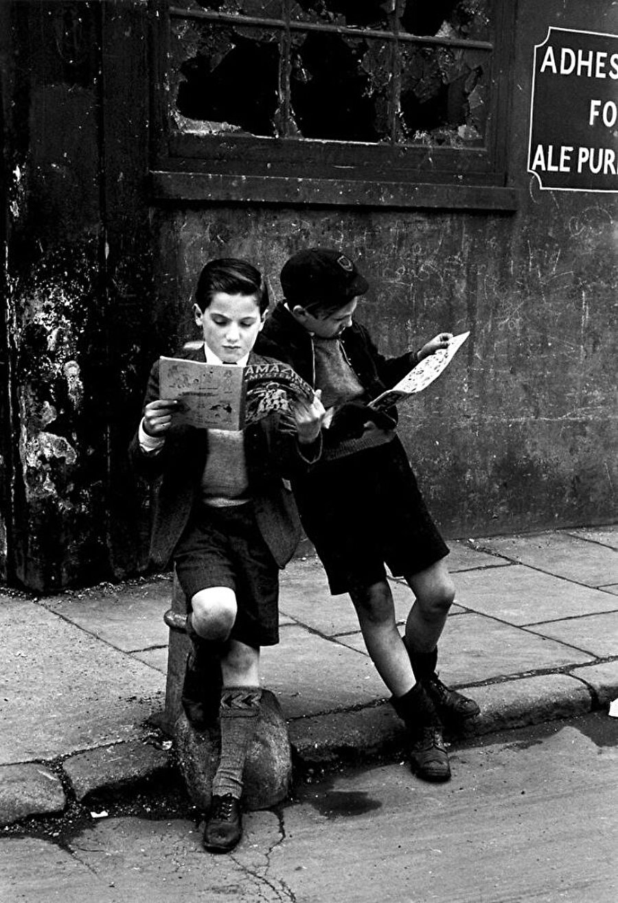 Çİzgi romana dalmış iki çocuk, 1952

                                    
                                