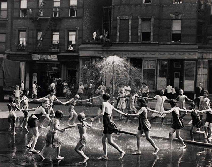 Çocuklar sokakta dans ediyor , New York, 1964

                                    
                                