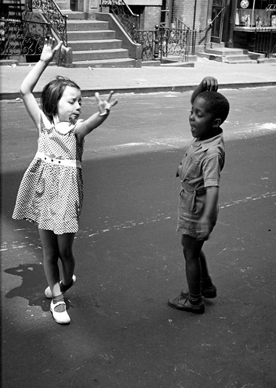 İki küçük çocuk New York'un sokaklarında dans ediyor , 1940

                                    
                                