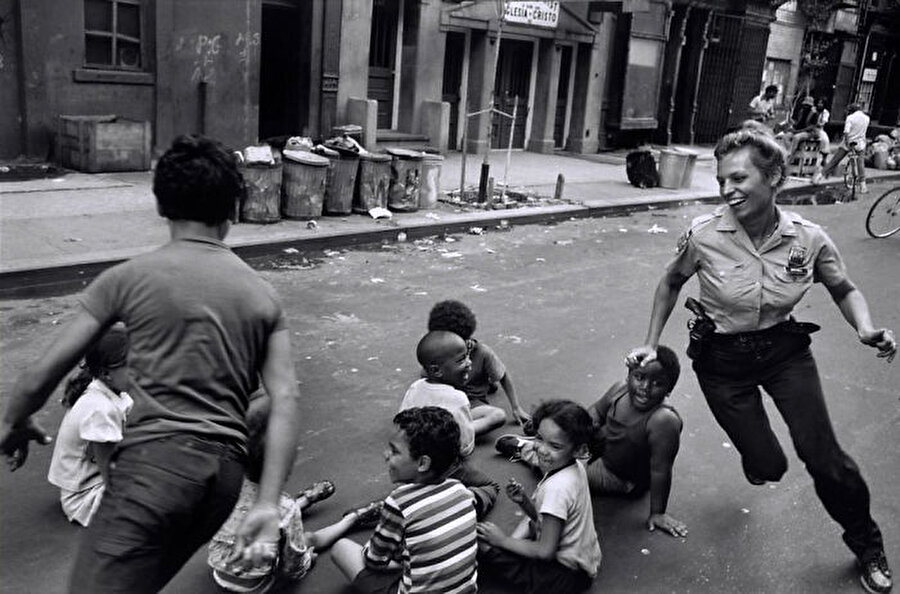 Polis memuru çocuklarla oynuyor, Harlem, 1978

                                    
                                