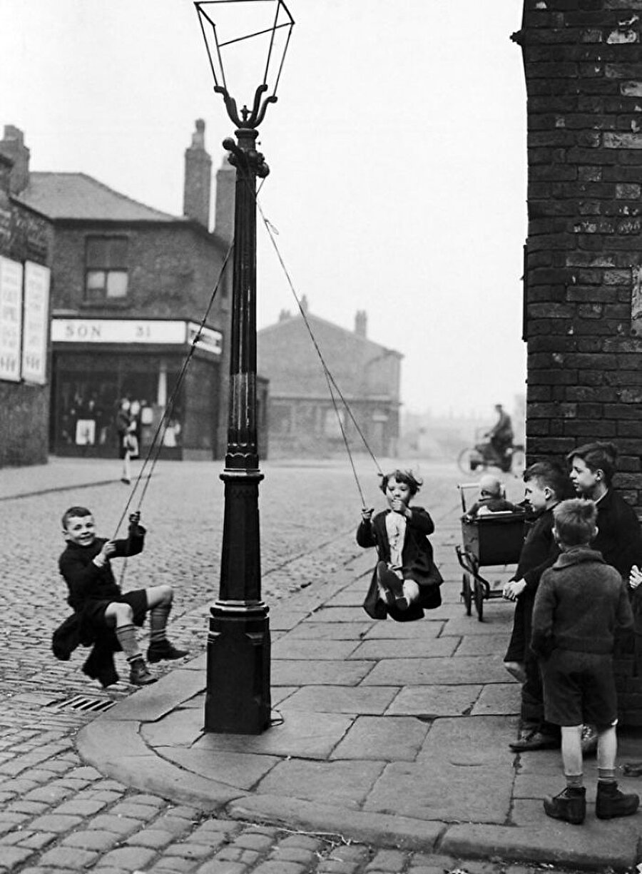 Sokak lambasından kendine salıncak yapan çocuklar, 1946

                                    
                                