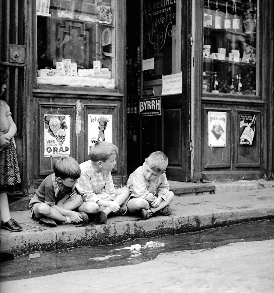 Sokakta gemilerini izleyen çocuklar,1950

                                    
                                