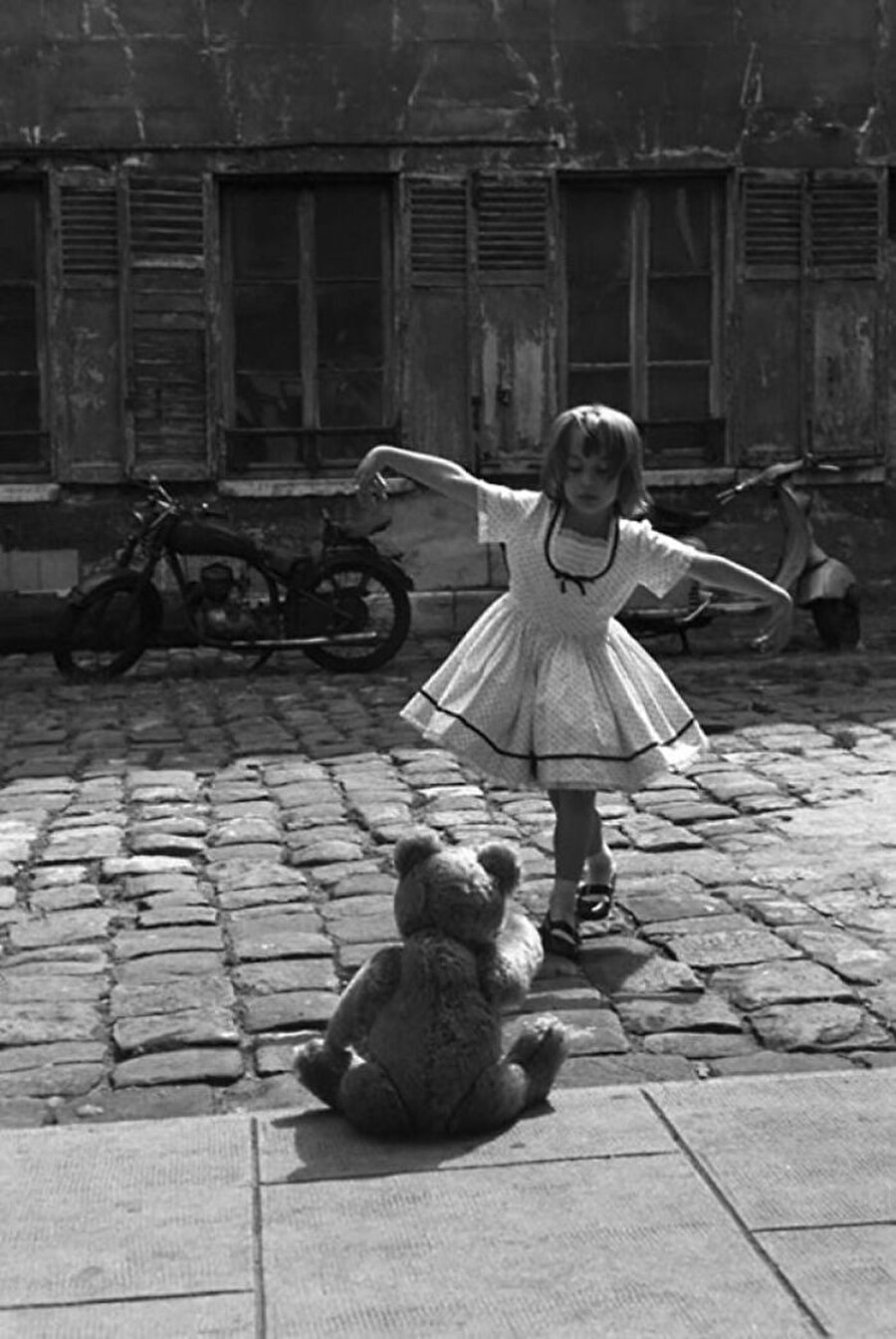 Teddy Bear'in önünde dans eden kız, Paris, 1961

                                    
                                