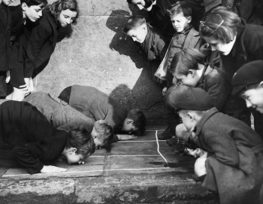 Yer fıstığı itme oyunu oynayan çocuklar, Londra, 1938

                                    
                                