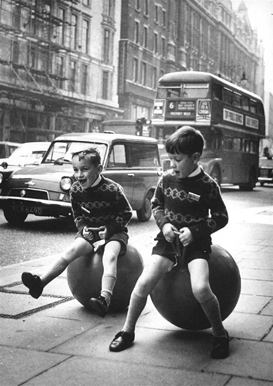 Zıplayan toplarla oynayan çocuklar, Londra

                                    
                                
