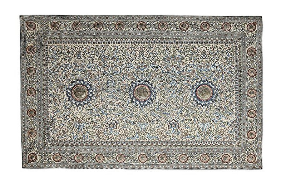 Baroda

                                    Hindistan'ın Baroda isimli bölgesinde usta bir işçilikle ilmek ilmek ipeğe dokundu. 1685 yılında dokuması biten ipek halının üzerinde Hindistan kültürüne ait birçok öğenin barındığını görürüz. 2009 yılında çıktığı açık arttırmada tam 5,54 milyon dolara (20 milyon Türk Lirası) satıldı.

                                