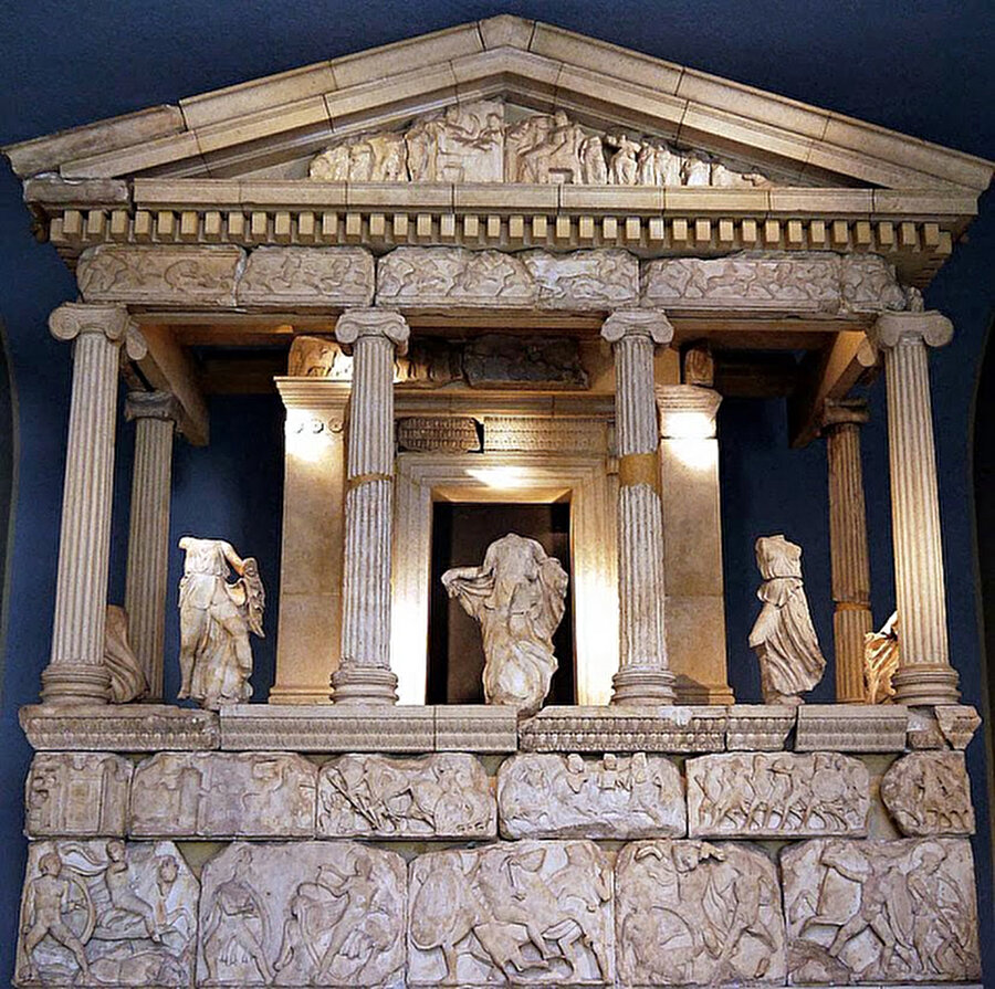 Nereidler Anıtı

                                    M.Ö. 8. yüzyılda yapılan bu eser Likya devletine başkentlik yapan Ksantos'ta(Fethiye) bulunuyordu. UNESCO'nun da Dünya Mirası Listesinde bulunan bu eser şu anda İngiltere'de British Museum'da bulunmaktadır. 

                                
