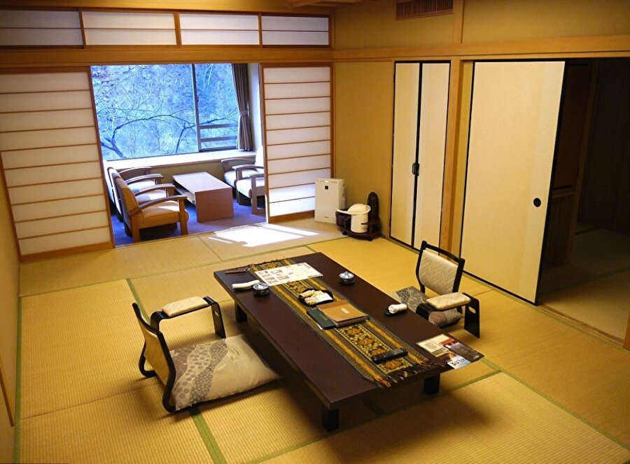 Minimalist dekorasyon

                                    Otelin içerisi Japon inançlarına uygun minimalizm felsefesiyle hareket edilerek tasarlanmış. Sade ve şık bir dekorasyonu olan bu otelde konaklamak ilginizi çektiyse gecelik 1600 lirayı gözden çıkarmanız gerekiyor.
                                