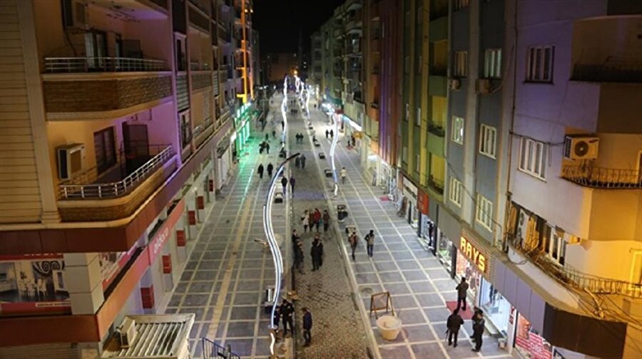 Şırnak'ın Cizre Belediyesince yaşama geçirilen "Sokak Sağlıklaştırılması Projesi" ile Sanayi Caddesinin yeni görüntüsü göz kamaştırıyor.