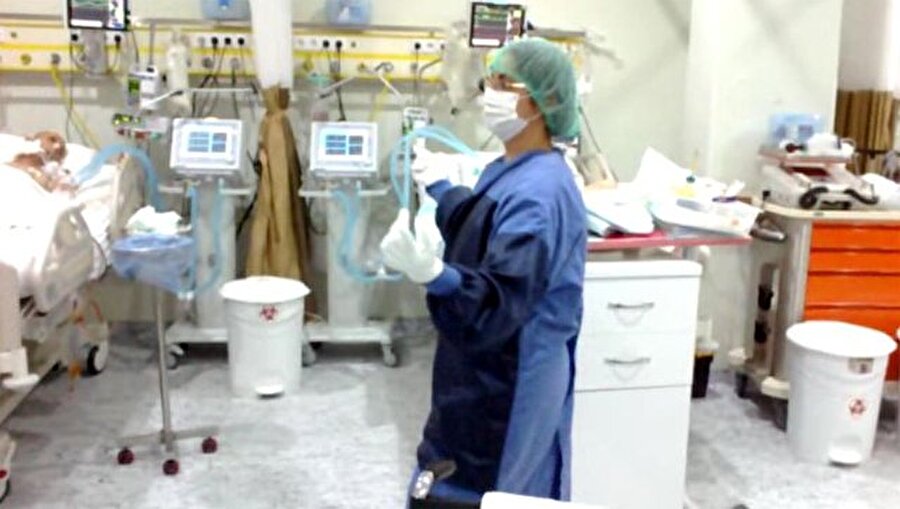 23 Aralık 2013 günü çekilen görüntülerden ilkinde, ameliyat önlüklü hemşire ve hasta bakıcılar yoğun bakım ünitesinde önce halay çekiyor, ardından göbek atıyor.