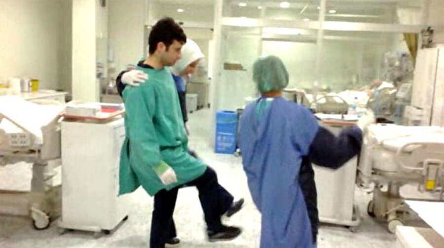 Hastabakıcı ve hemşirelerin kendi aralarında "Yerinde durmuyor ki, salla", "Bakım mı yapıyor, oyun mu oynuyor belli değil", "Yavaş yavaş, kamera bozuluyor, hızlı gitme", "Sen oynamasını bir öğren" sözleri de görüntülere yansıyor.