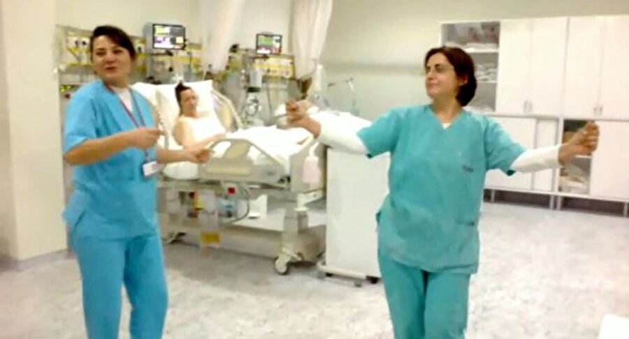 İkinci görüntülerde ise yoğun bakım ünitesinde masada oturan ve önünde yiyecek bulunan bir personel kamera kendisine döndüğü anda kahkaha atıyor. Göbek atan diğer personel ise bir taraftan kahkaha atarken, diğer yandan hastaya müdahale ediyor.