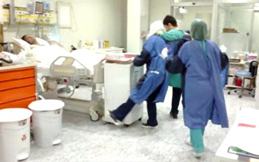 Hastane sahibi Hüseyin Sarı, olayın yaşandığı tarihten kısa süre sonra görüntülerin kendisine ulaştığını ve bu kişilerin işine derhal son vererek, konuyu İl Sağlık Müdürlüğü'ne bildirdiklerini söyledi.
Antalya'da bünyelerinde bulunan hastanalerde 580 personel çalıştığını belirten Sarı, bölgenin en donanımlı yoğun bakım ünitesine sahip olduklarını, bu tarz görüntülere asla taviz vermeyeceklerini vurguladı.