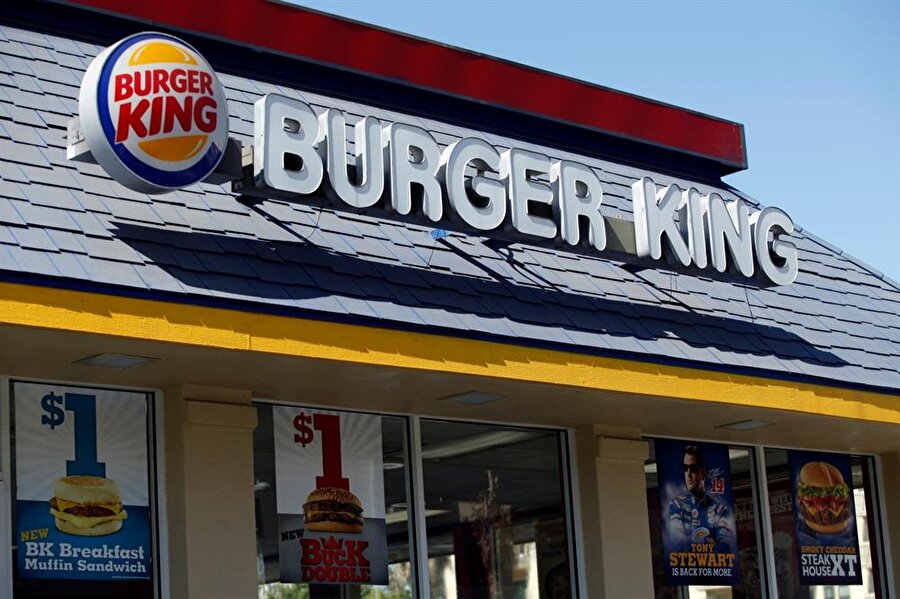 
                                    
                                    ABD'li Burger King'in 2014 yazında Kanadalı Tim Hortons ile birleşmesiyle meydana gelen Restaurant Brands International, 20 binin üzerinde mağazasıyla dünyanın en büyük üçüncü "fast food" zinciri özelliğini taşıyor. Şirket 11 milyar dolarlık bu satın alım sonrasında merkezini Florida'dan Kanada'nın Ontario eyaletine taşımıştı.
                                
                                