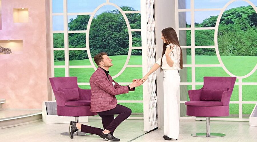 "Genç kızların, bir kayınvalide ve damat adayı karşısında manavdan portakal alınır gibi seçildiklerini, aşağılandıklarını görüyoruz.
Satır, kendilerine ulaşan dilekçelerde, izdivaç programlarına evli olduğu halde katılan kişilerin dahi olduğu yönünde bilgiler bulunduğunu belirterek; "Hasta olanların, ruh sağlığı tedavisi gören insanların aylarca programlara devam ettiğini görüyoruz. Üç genç kızın, genç kızların, bir kayın valide ve damat adayı karşısında manavdan portakal alınır gibi seçildiklerini, aşağılandıklarını görüyoruz. İşin garibi bu kızların da bunlara tepki, cevap vermediğini üzülerek görüyoruz" diye konuştu.