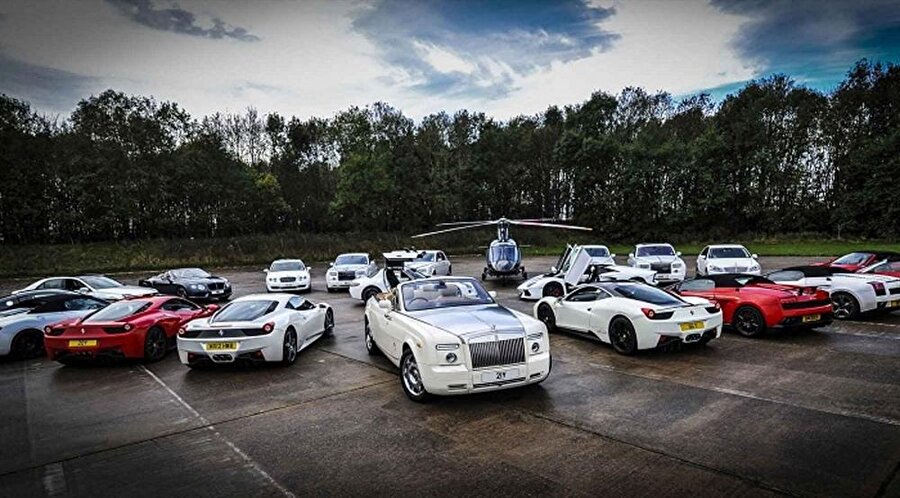 Lüks araba koleksiyonculuğu
Direkt olarak örnek vermemiz gerekirse 2014 yılının en pahalı lüks aracı 29. 6 milyon dolarlık fiyatı ile göz kamaştıran Mercedes Benz W196'dır. İşte siz düşünün ne kadar pahalı bir hobi olduğunu ve sadece zenginlerin yapabileceği bir koleksiyon olduğunu.