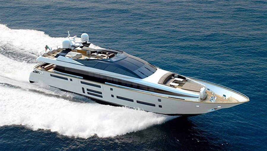 Yelkencilik
Binaların, iş hayatının yorucu ve yoğun temposundan sıkıldığınız zaman lüks yatınıza atlayıp açık denizlerde sadece kuş sesleri ve dalga sesleri ile birlikte olmak istemez misiniz? Bazı insanlara göre bu bir hobi değil yaşam tarzıdır. Fakat gerçekten milyonlarca dolarlık bir yaşam tarzıdır diyebiliriz. Çünkü almak isteyeceğiniz lüks bir yat veya gemi 300 milyon dolar ile 4 milyar dolar arasında değişmekte olan ücretlere sahiptir. E bir de tabi mürettebat için harcanan paraları da saymak lazım. Bu yüzden lüks yat almadan önce bunları da düşünün deriz.