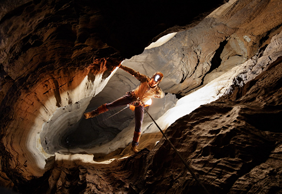 Mağaracılık veya dağcılık
Mağaracılık sporu dağcılık kadar kendini duyurmayı başaramamış fakat hem adrenalin hem de spor açısından son derece üstlere oynamaktadır. Mağara keşifleri, mağara gezileri veya biyolojik araştırmalar ile mağaracılık sporunu yapabilmeniz için gerçekten zengin olmanız gerekmektedir. Zira bir şehirde veya ülkede değil birçok ülkede gezmeniz gerekmektedir mağaracılık yapabilmek için.