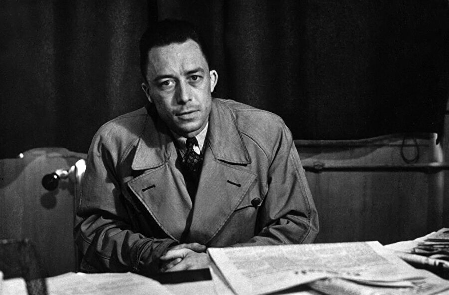Yabancı

                                    Nobel ödüllü edebiyatçı Albert Camus'un tanınan en ünlü romanı Yabancı aynı zamanda yazarın en fazla dile çevrilen ve en çok satan kitabıdır. Günümüzde de zaman zaman çok satanlar listesine giren bu kitap ilk defa 1942 yılında yayımlanmıştır. 119 sayfalık bu kitap bir insanın başından geçen felaketleri anlatmasından oluşur. Kitabın her şeye kayıtsız duran üslubu onun klasikleşmesine neden olmuştur. Başına felaketler gelen orta sınıf bir Fransız vatandaşı olan Meursault'un hayatını etkili bir dille betimleyen yazarın bu kitabı kendisini bir solukta okutur. 

                                