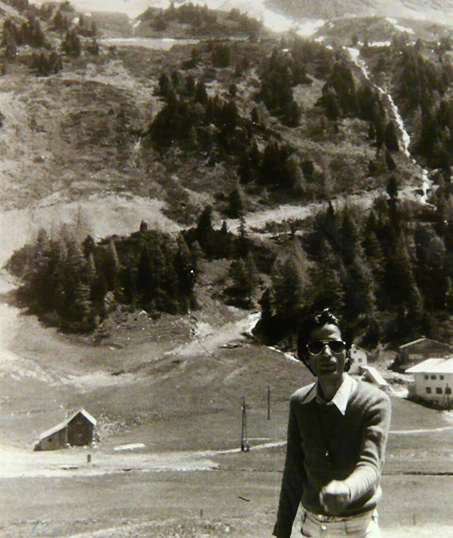 Onun hakkında kısaca?

                                    
                                    
                                    
                                    
                                    
                                    
                                    
                                    
                                    
                                    
                                    
                                    
                                    1940 yılında Ankara'da dünyaya geldi. Çocukluğu Siverek, Maraş ve Ankara'da geçti. Lise yılları ise Maraş'da geçti. Yıllar sonra öğretmenlik yapacağı bu okulda İstanbul Üniversitesi Edebiyat Fakültesi Alman Dili ve Edebiyatını bitirdi. Diriliş dergisinde şiirleri yayımlandı. Arvasilerden, Seyyid Kasım Arvasi'nin kızı Berat Hanım'la evlendi ve bu evlilikten üç kız, bir erkek evladı oldu. Nikahında şahitliğini Necip Fazıl Kısakürek yapmıştır.1973 yılında Sarıkamış'ta vatani hizmetine başlamış, 1974 yılında Kıbrıs Barış Harekatı'na katılmış ve 1975 yılında askerliğini tamamlamıştır. 1976 yılında Mavera dergisinin kuruluş çalışmalarında yer aldı. 7 Haziran 1987 tarihinde kanser hastalığından İstanbul'da vefat etti. Kabri Üsküdar Beylerbeyi'ndeki Küplüce Mezarlığı'nda ve kayınpederi olan Kasım Arvasi ile yan yanadır. Her sene 7 Haziran'da sevenleri tarafından mezarı başında anılır.
                                
                                
                                
                                
                                
                                
                                
                                
                                
                                
                                
                                
                                