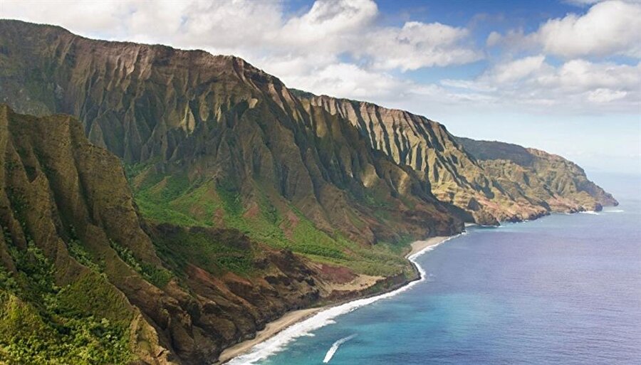 Kauai Adası – ABD
Hawaii'nin en muhteşem ve en ulaşılmaz adalarından birisi olan Kauai Adası semalarında helikopter ile gezi uçuşuna katıldığınızda muhteşem kanyonları, şelaleleri, kayalıkları ve sahili boylu boyunca görebileceksiniz. 
