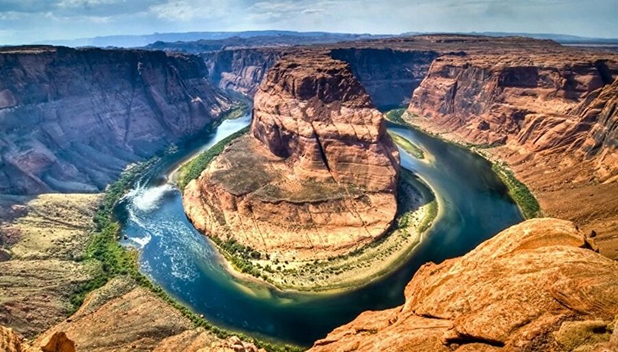 Büyük Kanyon – ABD
Colorado nehri ile birlikte Arizona Çölüne kadar uzanmaktadır. 644 kilometrelik uzunluğa sahip Colorado nehri ve büyük kanyon birçok turist için Amerika'nın vazgeçilmezleri arasında sayılmaktadır. Buraya gezi düzenleyen birçok havayolu şirketi bulunmaktadır. Ve farklı birçok etkinlik düzenlemektedirler. 