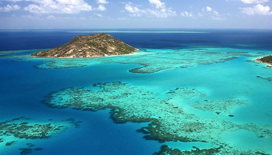 Büyük Set Resifi – Avustralya 
2300 kilometre ile dünyanın en büyük resifidir. Büyük set resifini görmeniz için birçok havayolu tur şirketi bulunmaktadır. Sadece Büyük Set resifini değil aynı zamanda yağmur ormanlarının ve dağlık bölgelerin de bir kısmını göreceksiniz. 